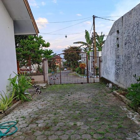 Indo Homestay Malang Kültér fotó